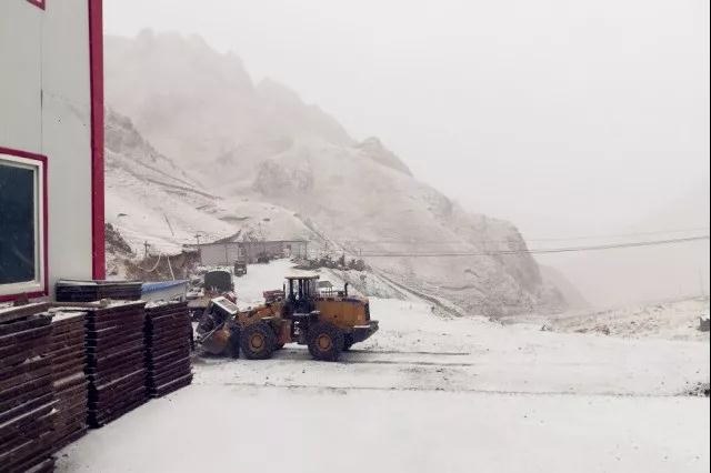 人間四月芳菲盡，山中春雪還復(fù)來