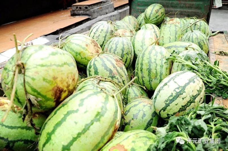 買(mǎi)下一整車(chē)西瓜，讓瓜農(nóng)早點(diǎn)回家